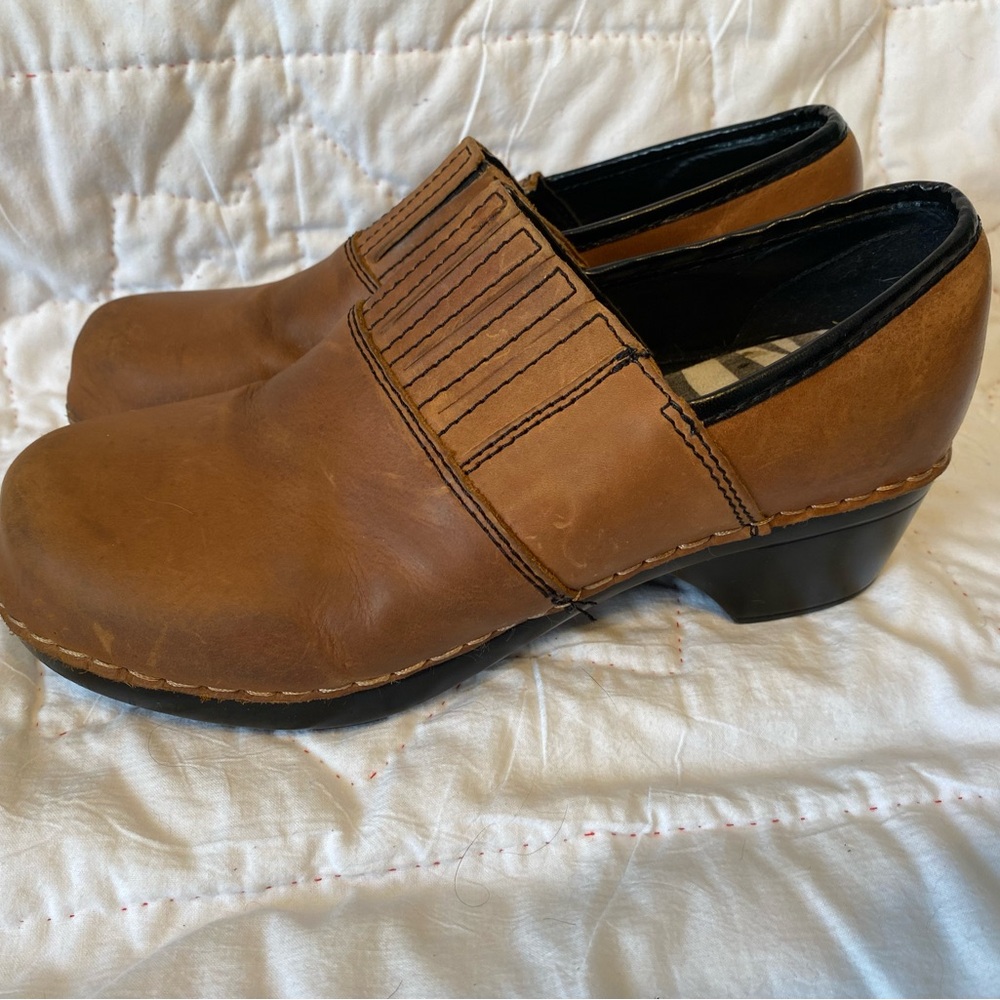 LADIES SZ 9 LEATHER UPPER MULE SHOES-Brand unknown